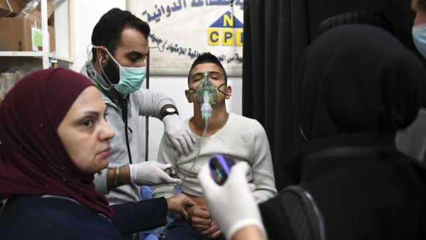 مواطن سوري يتلقى العلاج إثر هجوم كيميائي