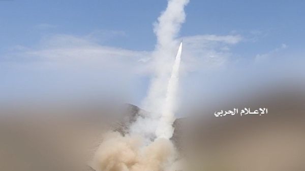 الحوثيون يطلقون دفعه صواريخ على مطار نجران وأهداف عسكرية أخرى