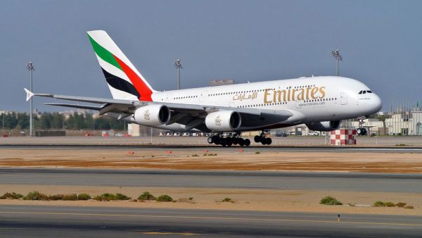 طائرة إماراتية