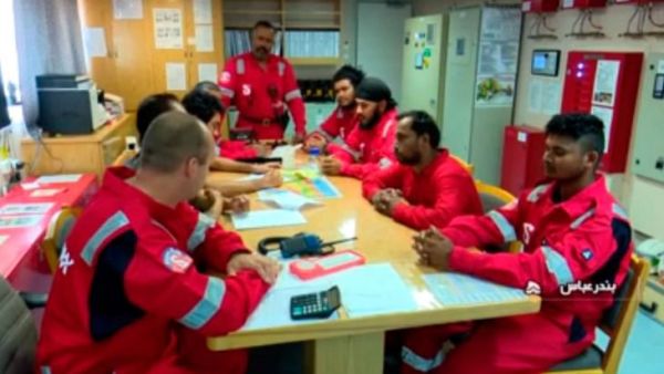 طاقم الناقلة البريطانية