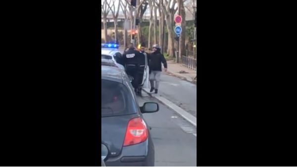 توجيه الاتهام لثلاثة شرطيين فرنسيين بالقتل في حادثة تشبه اختناق جورج فلويد