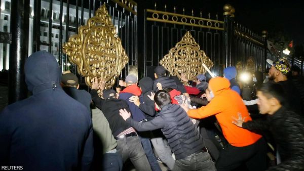 المتظاهرون يقتحمون مقار حكومية في بشكك