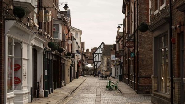 فرنسا تعلن أن فيروس كورونا تحت السيطرة في البلاد