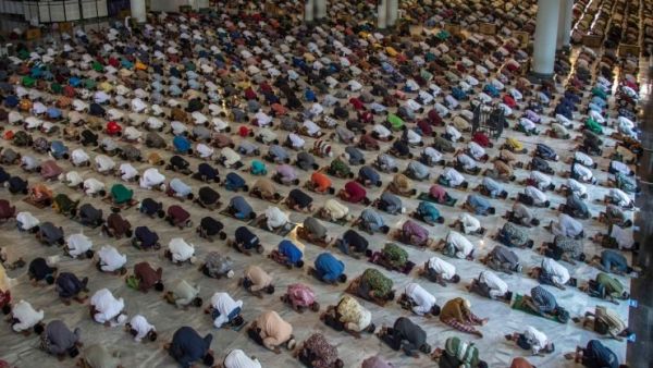 هكذا صلى المسلمون في إندونيسيا صلاة الجمعة بسبب كورونا