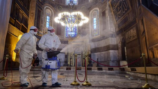 فرنسا تسمح باستئناف التجمعات الدينية شرط الالتزام بقيود التباعد