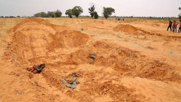 العثور على مقبرة جماعية بمعسكر لمليشيات حفتر بترهونة بليبيا 