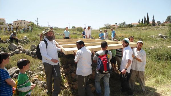 مستوطنون إسرائيليون ينشئون بؤرة استيطانية جديدة شرقي القدس