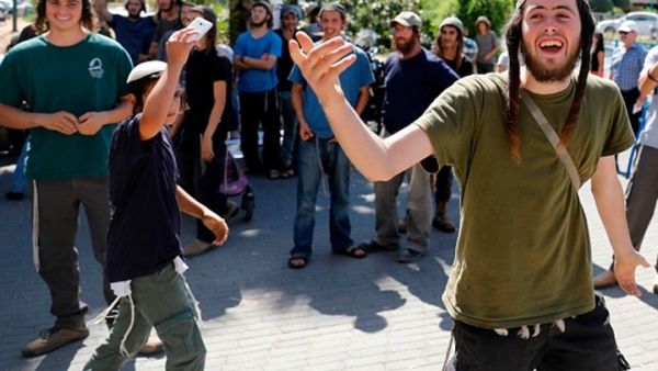 مستوطنون يعتدون على فلسطينيين بالضفة ويحرقون مركباتهم