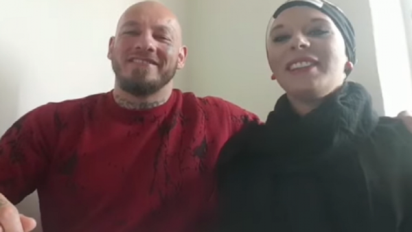 طرد زوجة مصارع نمساوي من عملها بعد إسلامها وارتدائها الحجاب