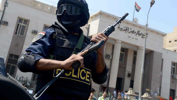 العفو الدولية: نشطاء مصريون يخضعون لمراقبة الشرطة طوال الليل