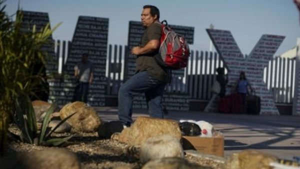 مهاجر من هندوراس ينتظر عندالحدود بين المكسيك والولايات المتحدة 