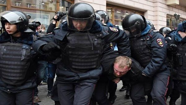 موسكو: اعتقالات بمسيرة تطالب بمشاركة المعارضة بالانتخابات