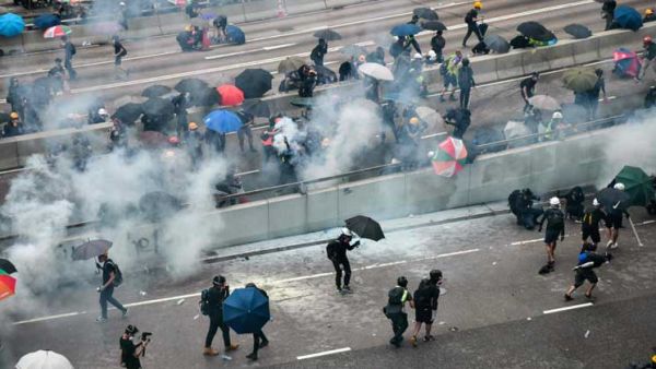 اطلاق غاز مسيل للدموع على متظاهرين في هونغ كونغ