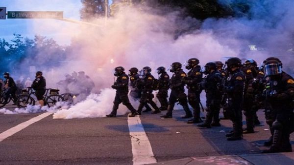 السلطات الأمريكية تحقق بواقعة تحليق مروحية عسكرية فوق محتجين في واشنطن