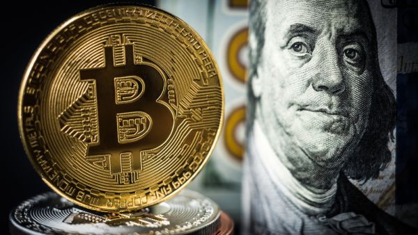 العملات الرقمية تنخفض بشكل طفيف اليوم 