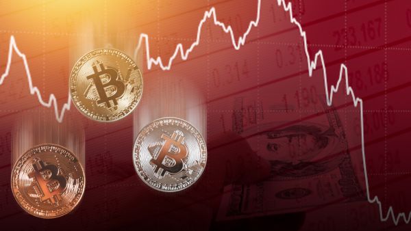 البتكوين تصل قمة غير مسبوقة عند 62 ألف دولار