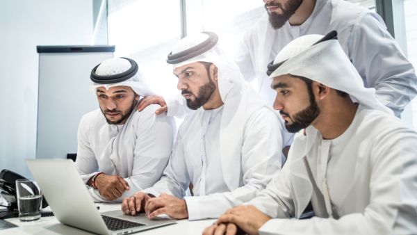 في قطاع الخدمات، أبدت أنشطة السياحة (الفنادق والمطاعم والسفر وتأجير السيارات) إلى جانب النقل تفاؤلاً بشأن أحجام المبيعات، مع توقع تحسن في ظروف السوق للربع القادم