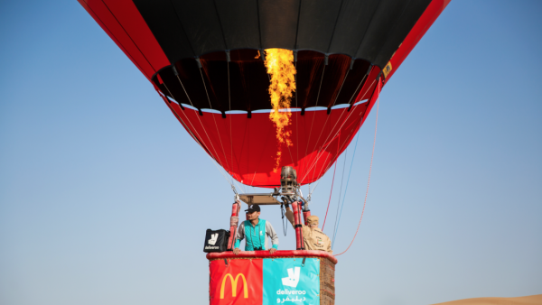 نفذت هذه العملية من قبل Deliveroo و McDonald، لتوصيل مزيج من Big Macs و McArabia Chickens إلى معسكر سفاري صحراوي
