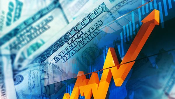 الدولار يتجه نحو أعلى مستوى له منذ 16 شهرا