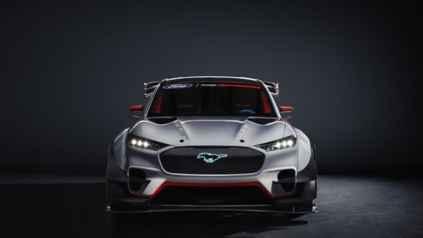 فورد Performance تكشف عن موستانج Mach E بـ7 محركات و1,400 حصان!
