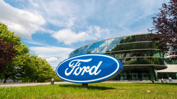 Ford تخفض من جديد في الإنتاج بسبب نقص الرقائق العالمي 