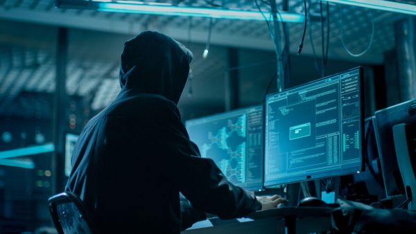 تم اختراق بريدنا الإلكتروني من طرف مجهول لدينا، وكان يتصفح جميع مراسلاتنا التي تحتوي على تفاصيل العقود الجارية والمدفوعات المستحقة 