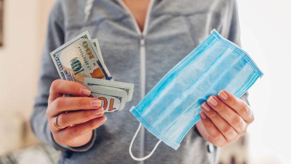 الدولار يرتفع مع انحسار شهية المخاطرة