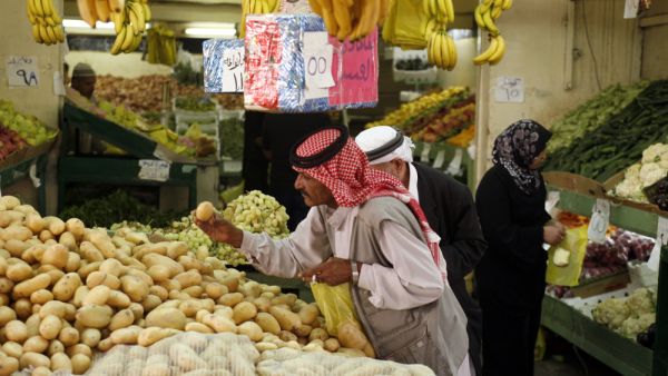 يعاني الكثير من الأردنيين ضغوطا معيشية متزايدة في ظل تزايد الغلاء وتراجع القدرة الشرائية