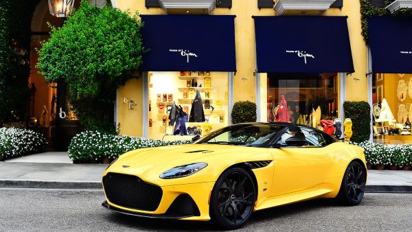 يحتوي الإصدار الخاص من “Aston Martin DBS Superleggera” على عدد من التفاصيل المذهلة، تشتمل طبقة الطلاء الخارجية “Jaune Bijan” المخصصة على نمط بيزلي خشن منقوش في طلاء غطاء المحرك