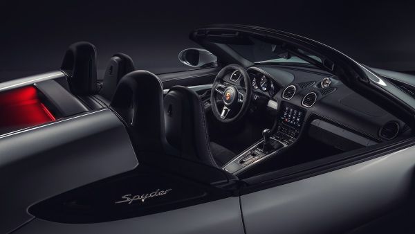 يتميز 718 Cayman GT4 و 718 Spyder بمقدمة محسنة توفر قدرا إضافي من مقاومة الهواء مع تحسين تبريد السيارة من خلال فتحات تهوية إضافية
