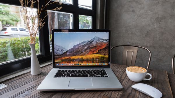 تنصح Apple المستخدمين أيضًا بعمل نسخة احتياطية لبيانات MacBook Pro الخاصة بهم قبل إرسال أجهزتهم للخدمة