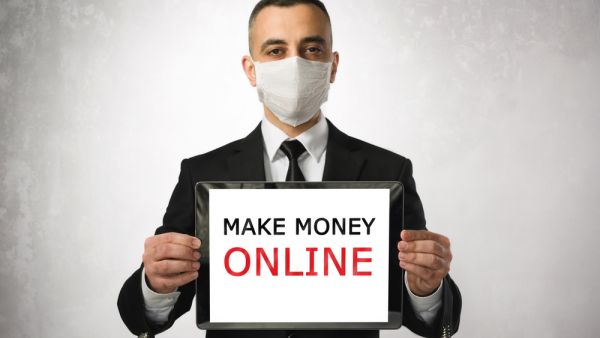 استبيانات الانترنت هي عبارة عن حقول علم أو أبحاث سوق يطرحها باحثون بهدف تطوير المنتج أو مواصلة خدماتهم عن طريق تعبئة الاستبيان المطروح