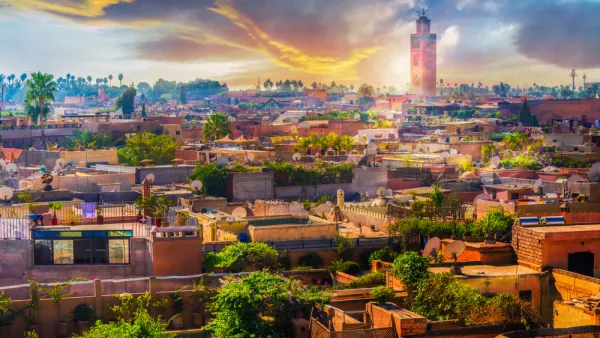 في الوقفة الاحتجاجية التي نُظمت أمام شركة "باب دارنا" في الدار البيضاء يوم السبت الماضي، تجلى أن عملية النصب طاولت ربابنة طائرات وقضاة وأطباء ومحامين وأصحاب شركات وموظفين