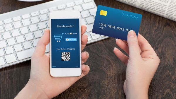 بلومبرج تحذر من تداعيات القيود الأمريكية على خدمات الدفع الإلكتروني الصينية 