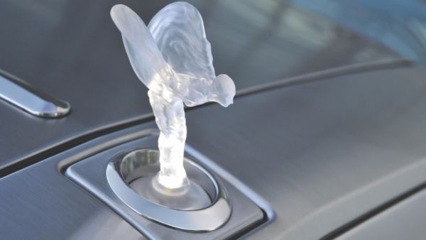 يتوفر شعار رولز رويس Spirit Of Ecstasy المضيء كخيار بسعر يعادل 4,500 دولار أمريكي في مختلف الأسواق الاتحاد الأوروبي يمنع شعار رولز رويس المضيء لأجل “الحد من التلوث”!