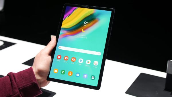 Galaxy Tab S5e يضم كذلك تقنية التعرف على الوجه ومستشعر بصمات الأصابع المدمج في زر التشغيل