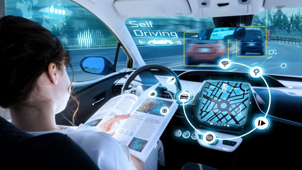 يرى بعض الخبيرون في مجال السيارات ذاتية القيادة أن الأمر يستغرق على الأقل 10 سنوات قبل أن تقل السيارات ذاتية القيادة الركاب