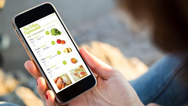 نصف السكان استخدموا تطبيقات توصيل الأغذية بنسبة 51% مثل Zomato و Talabat