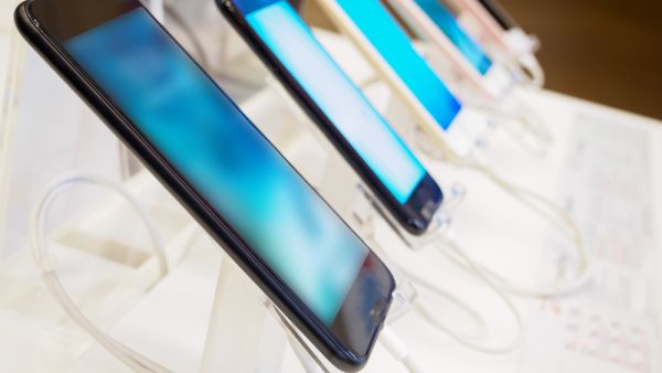 مبيعات الهواتف الذكية تنهار في فبراير بعد تفشي فيروس كورونا 