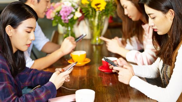 ارتفع إجمالي شحنات الهواتف المحمولة بنسبة 6.7 في المائة في إبريل إلى 53ر36 مليون وحدة