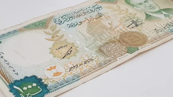 تهاوي سعر العملة المحلية في السوق السوداء من نحو 650 ليرة مقابل الدولار