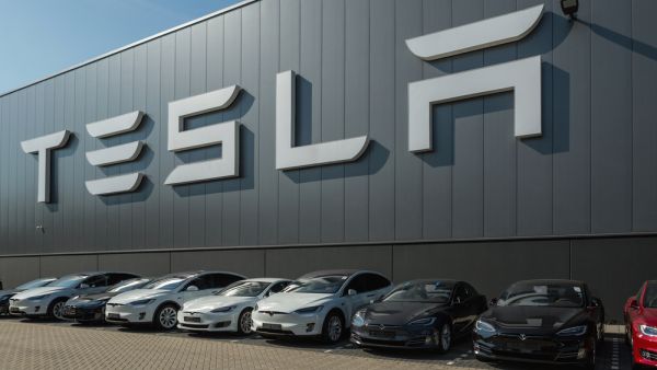 شركة Tesla تُبلغ عن تسليم 499 ألف و550 سيارة خلال 2020