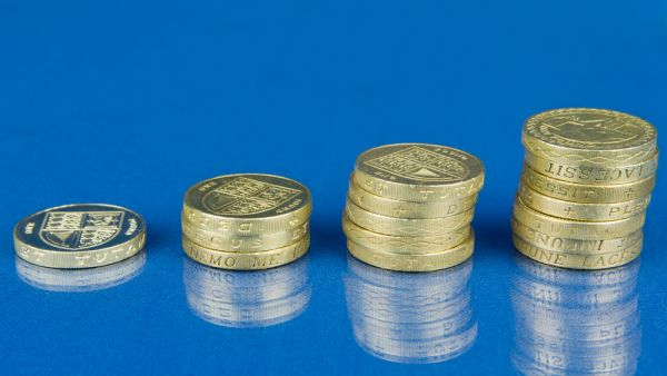 الجنيه الأسترليني يرتفع قرب أعلى مستوياته في ثلاث سنوات 