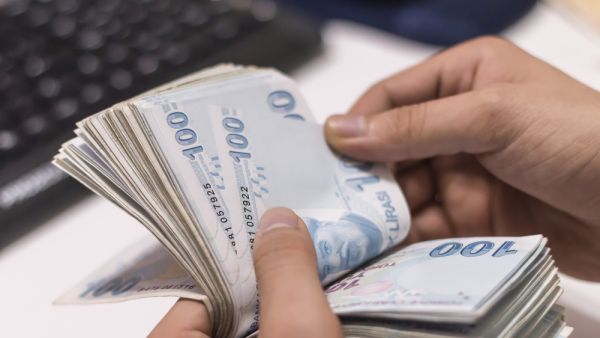 الليرة تنهار والحكومة حالمة