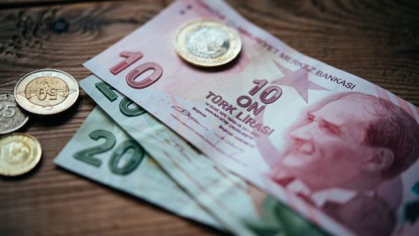 الليرة التركية تتراجع مع تنامي مخاوف المستثمرين بشأن تدهور الأوضاع الاقتصادية في البلاد