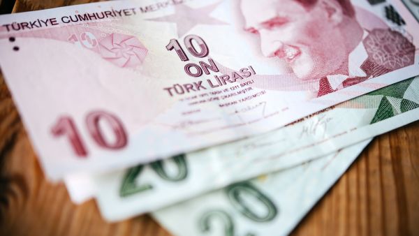 الليرة التركية تنخفض نحو قاع جديد 