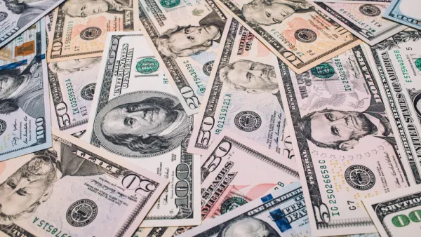 الدولار يتعافى بصعوبة من أدنى مستوى في 7 أسابيع في ظل انخفاض العوائد الأميركية