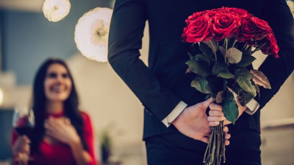 ستحيط بالمائدة التي تزينها الشموع  300 وردة حمراء من Maison de Fleurs.