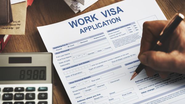 «الرؤية السعودية 2030» تمثل الأمل والمستقبل لكل القطاعات وبكل المجالات، مشيراً إلى أن القطاع الحكومي يتسابق في التطوير مع القطاع الخاص
