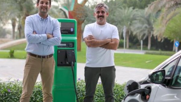 تهدف الرحلة لتسليط الضوء على إضافة محطات الشحن الجديدة للسيارات الكهربائية على طول الطريق، وتشجيع تبني وسائل النقل الصديقة للبيئة